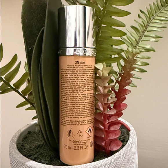 Dior AirFlash spray foundation in color 3N (300) - Picture 2 of 2